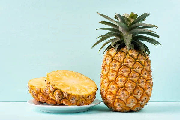 Rijpe Ananas Groene Achtergrond Tropische Vruchten — Stockfoto