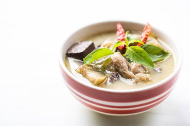 Yeşil köri tavuk (Kang Keaw Wan Gai) bir kase beyaz arka planda, Tayland Gıda