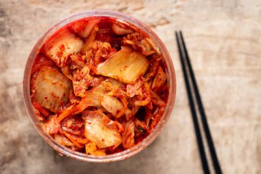 Kimchi lahana yemek, Kore yemeği için yemek çubukları ile bir kase içinde