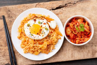 Kimchi kızarmış pilav kızarmış yumurta bir kase, üstten görünüm, Kore yemeği en iyi ve taze kimchi lahana ile