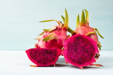 Yarım ve dilim Kırmızı dragon meyve renk arka planda, tropikal meyve