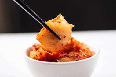 Kimchi lahana yemek, Kore yemeği için yemek çubukları ile bir kase içinde