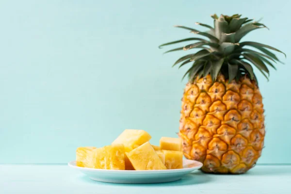Rijpe Ananas Groene Achtergrond Tropische Vruchten — Stockfoto