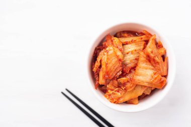 Kimchi lahana beyaz arka plan, üstten görünüm, Kore yemeği yemek çubukları ile bir kase içinde