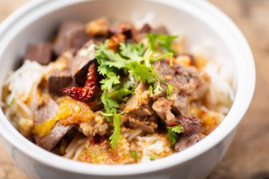 Kuzey Tayland yemekleri (Kanom Jeen Nam Ngeaw) ahşap arka plan, baharatlı sebze ile pirinç şehriye çorbası