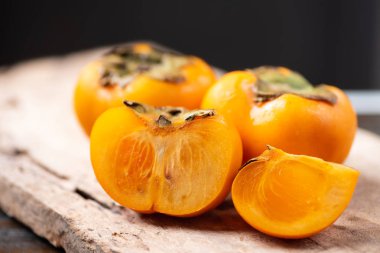 Trabzon hurması meyve ahşap masa, sağlıklı meyve dilimlenmiş