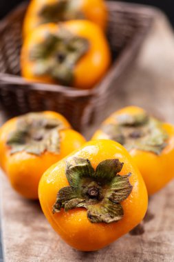 Ahşap masa, sağlıklı meyve olgun hurma meyve