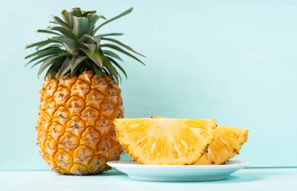 Rijpe Ananas Fruit Groene Achtergrond Tropische Vruchten — Stockfoto