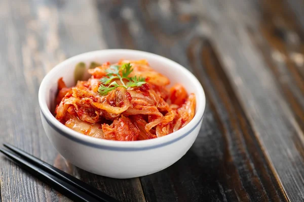 Kimchi Col Tazón Con Palillos Para Comer Sobre Fondo Madera — Foto de Stock