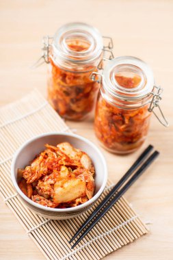 Bir kase ve kavanoz (Kore yemeği yemek için yemek çubukları ile kimchi lahana)
