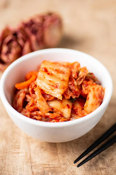 Kimchi Kubis Dalam Mangkuk Dengan Sumpit Makanan Korea — Stok Foto