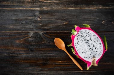 Dragon meyve ahşap zemin, tropikal meyve üzerine kaşıkla yarısı