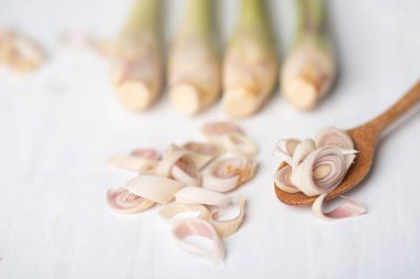 Tahta kaşık ve beyaz masa, ot ve baharat, Tay gıda içerikler dilimlenmiş limon otu