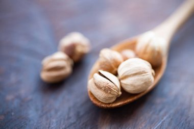 Beyaz Kakuleden tahta kaşık, ot ve baharat, gıda içerikler