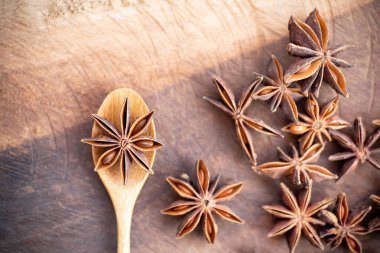 Anason star tahta kaşık ve tablo, ot ve baharat, gıda içerikler