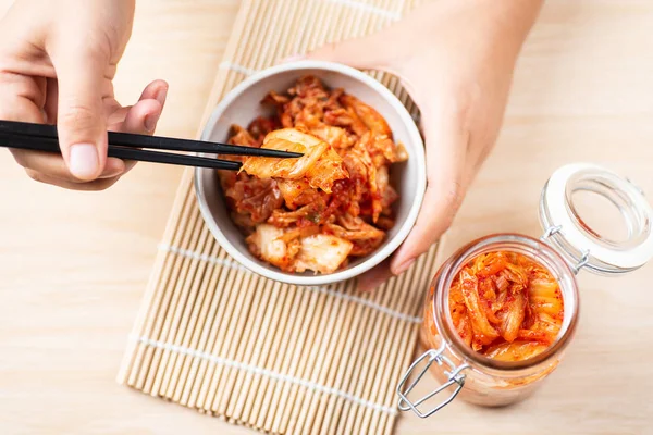 Bacchette Mangiare Cavolo Kimchi Una Ciotola Cibo Coreano — Foto Stock