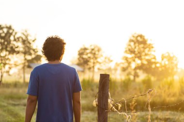Geri adam güneş ışığı ile dört gözle