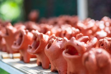 Gülümsemek hayvan kil bebek raf bir kil dükkanda Tarih satırı