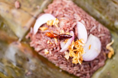 Kuzey Tayland yemekleri (Khao Kan çene veya Khao Ngiao), puding haşlanmış pirinç pilav ile karıştırılarak soğancık ve üstte kızarmış kıyılmış sarımsak domuz kanıyla