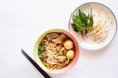 Acılı pirinç şehriye çorbası yemek çubukları ve taze mung fasulye filizi ve reyhan, Asya gıda ile bir kase