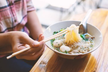 Pirinç şehriye çorbası yemek, Asya yemek için yemek çubukları ile
