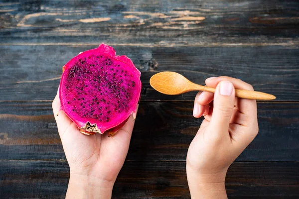 Mão Segurando Meia Fruta Vermelha Dragão Colher Para Comer Fundo — Fotografia de Stock