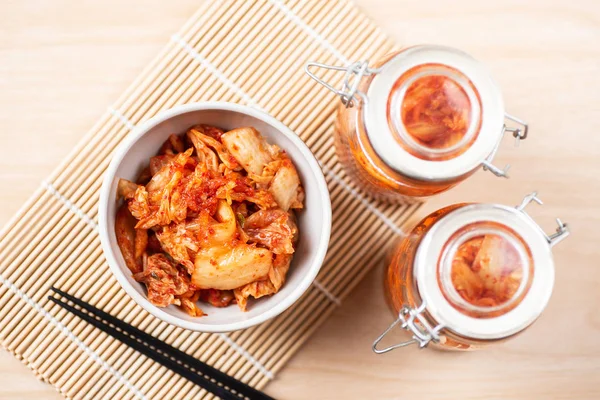 Kimchi Kubis Dalam Mangkuk Dan Guci Dengan Sumpit Untuk Makan — Stok Foto