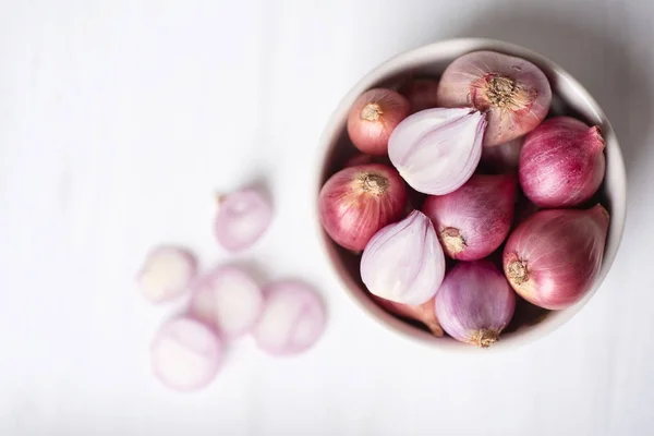 Red Shallot Onion Bowl White Table Herb Spice Food Ingredient — Stock Photo, Image