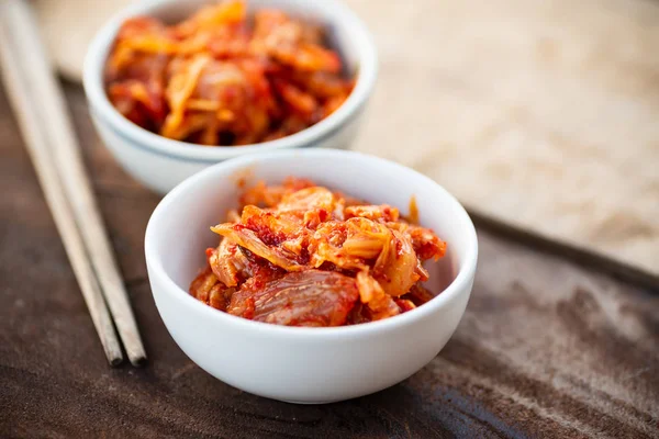 Kimchi Col Tazón Con Palillos Para Comer Mesa Madera Comida — Foto de Stock