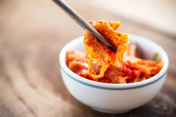 Kimchi Col Tazón Con Palillos Para Comer Comida Coreana — Foto de Stock