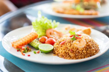 Kızarmış pirinç biber karides ile