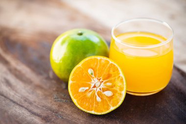 Yeşil mandalina portakal meyve ve meyve suyu ahşap tablo