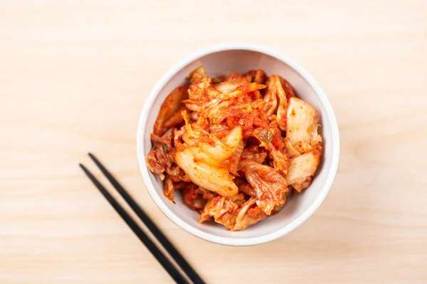 Chou Kimchi Dans Bol Avec Baguettes Sur Fond Bois Nourriture — Photo