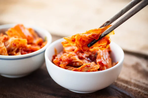 Kimchi Col Tazón Con Palillos Para Comer Comida Coreana — Foto de Stock