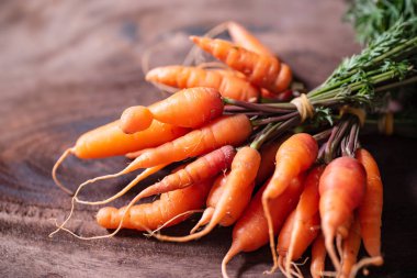 Ahşap arka plan, organik sebze taze havuç