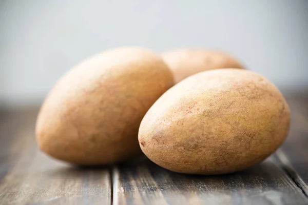 Fruta Ameixa Sapodilla Mesa Madeira Fruta Tailandesa Exótica Mood — Fotografia de Stock