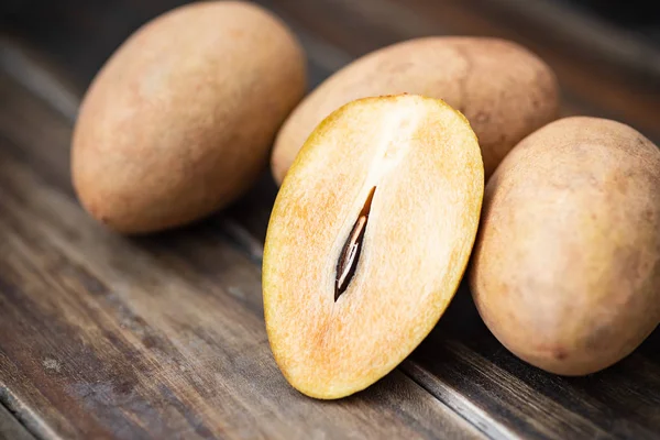 Fruta Ameixa Sapodilla Mesa Madeira Fruta Tailandesa Exótica Mood — Fotografia de Stock