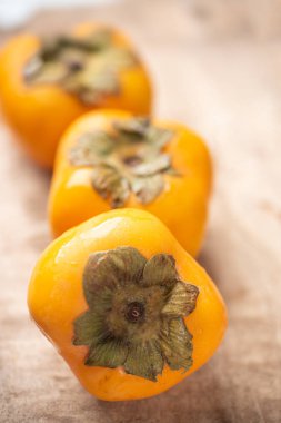 Ahşap arka plan, sağlıklı meyve olgun persimmin meyve