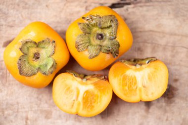 Olgun hurma meyve ahşap arka plan, üstten görünüm