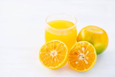 Taze mandalina turuncu sebze ve meyve suyu beyaz masada