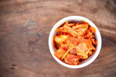 Tahta masada bir kasede kimchi lahana, Kore yemeği.