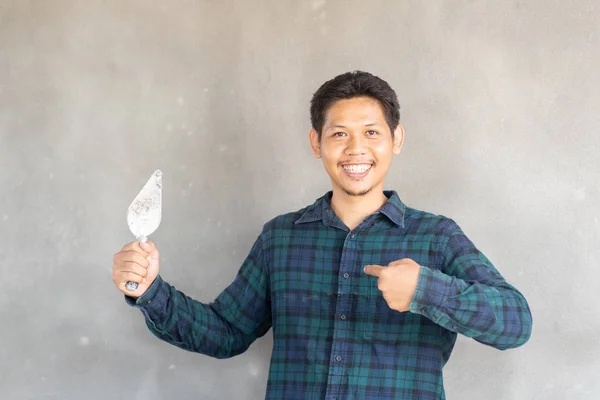 Hombre Asiático Sosteniendo Paleta Enlucido Para Mejora Del Hogar —  Fotos de Stock