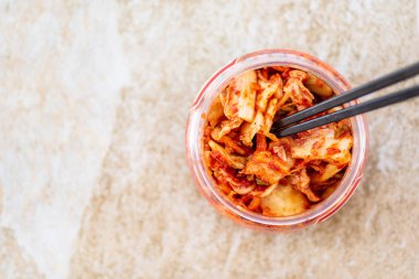 Chopsticks ile bir kase içinde kimchi lahana 