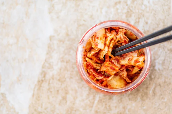 Kimchi col en un tazón con palillos — Foto de Stock