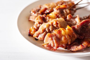 Bambu sopayla poppular sokak Tayland yemekleri ızgara domuz