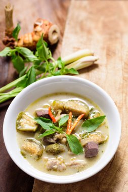 Tay yeşil köri tavuk (Kang Keaw Wan Kai)