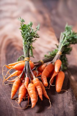 Ahşap arka plan, organik sebze taze havuç
