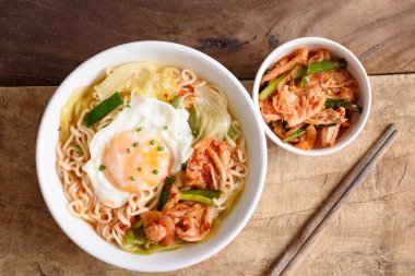 Yumurta ve sebze ile Kimchi şehriye baharatlı çorba