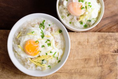 Tay pirinç çorbası veya domuz eti ve yumurta ile yumuşak haşlanmış pirinç