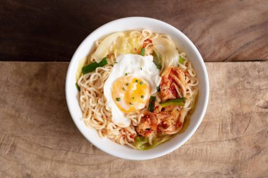 Yumurta ve sebze ile Kimchi şehriye baharatlı çorba